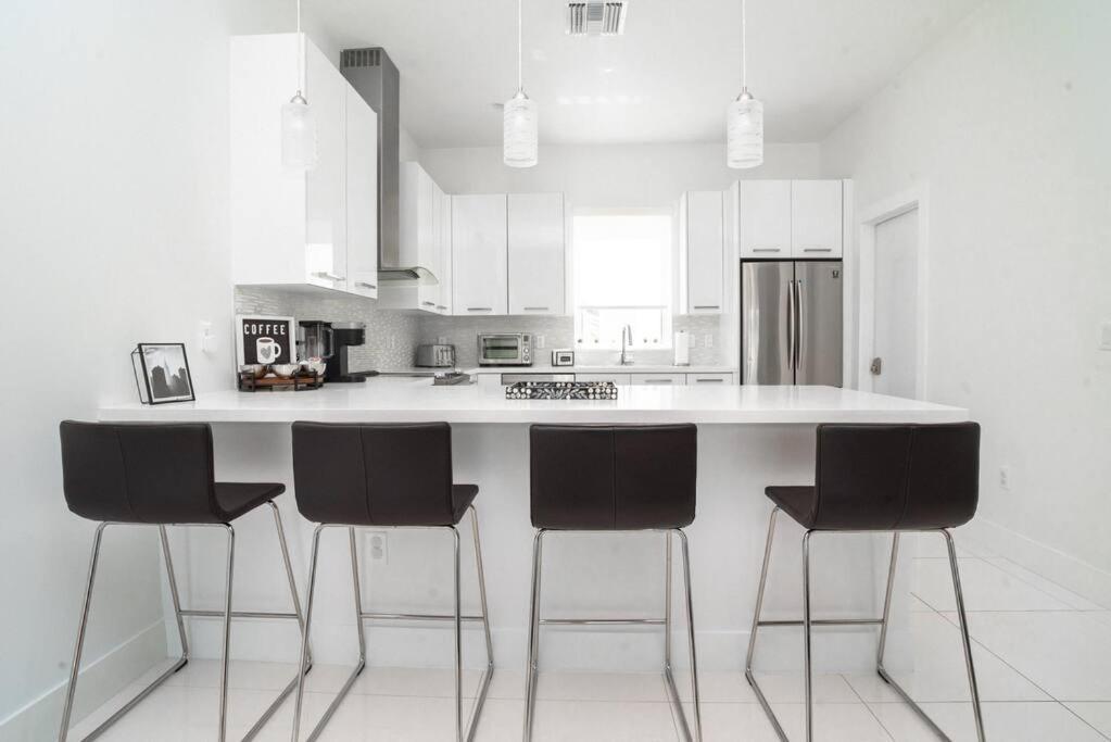 Across The Ocean Few Steps To Beach Contemporary Three Bedroom Townhouse Pompano Beach Extérieur photo