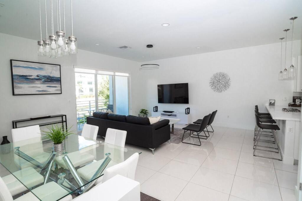 Across The Ocean Few Steps To Beach Contemporary Three Bedroom Townhouse Pompano Beach Extérieur photo