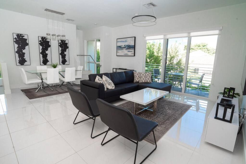 Across The Ocean Few Steps To Beach Contemporary Three Bedroom Townhouse Pompano Beach Extérieur photo