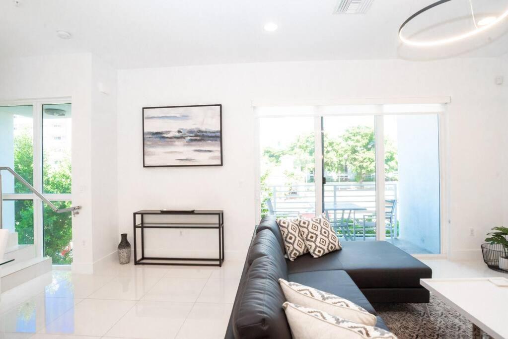 Across The Ocean Few Steps To Beach Contemporary Three Bedroom Townhouse Pompano Beach Extérieur photo