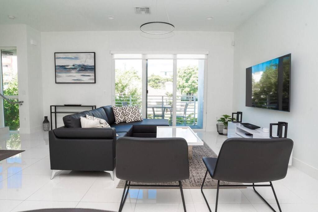 Across The Ocean Few Steps To Beach Contemporary Three Bedroom Townhouse Pompano Beach Extérieur photo