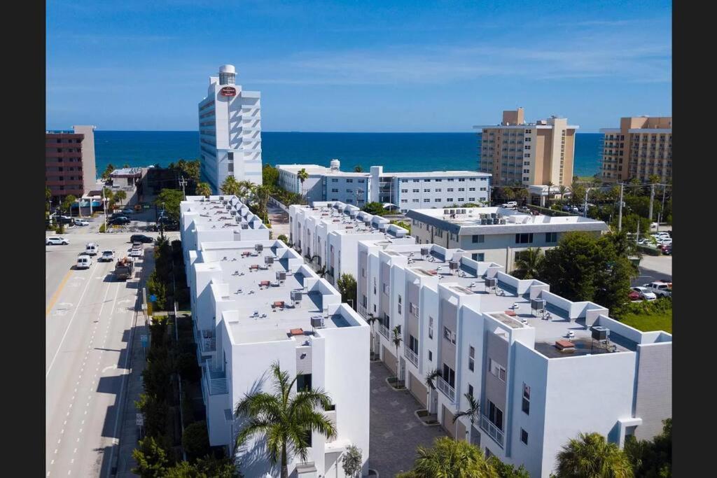 Across The Ocean Few Steps To Beach Contemporary Three Bedroom Townhouse Pompano Beach Extérieur photo