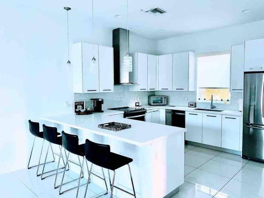 Across The Ocean Few Steps To Beach Contemporary Three Bedroom Townhouse Pompano Beach Extérieur photo