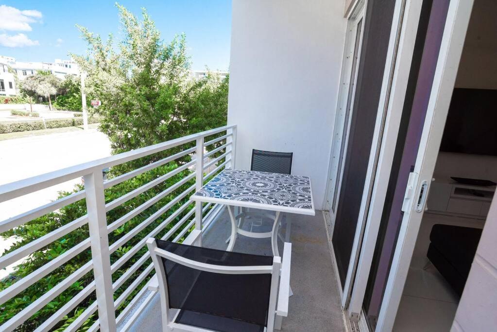 Across The Ocean Few Steps To Beach Contemporary Three Bedroom Townhouse Pompano Beach Extérieur photo