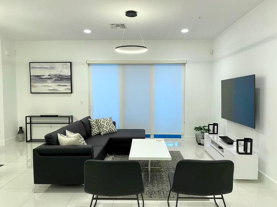 Across The Ocean Few Steps To Beach Contemporary Three Bedroom Townhouse Pompano Beach Extérieur photo