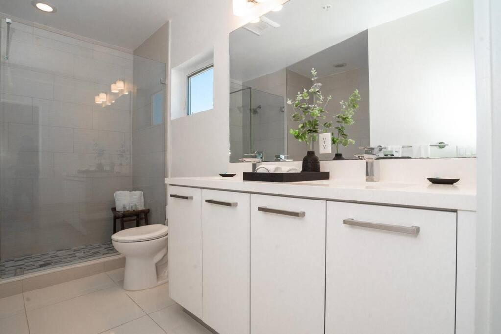Across The Ocean Few Steps To Beach Contemporary Three Bedroom Townhouse Pompano Beach Extérieur photo